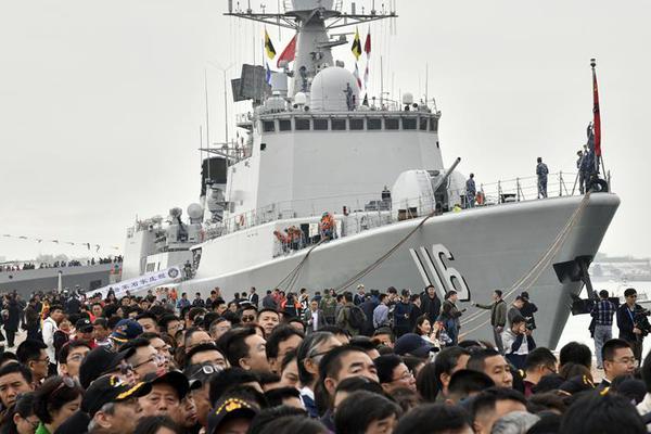 美军舰通过台湾海峡 外交部:全程掌握有关情况
